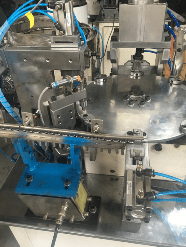 Ceiling anchors automatic assembling machine