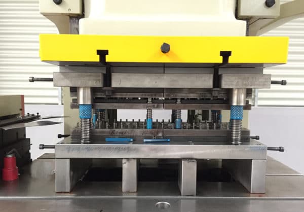 Chrysanthemum in outside multi-tooth gasket pressing die