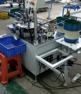 Screw plain washer rubber sealing washer assembly machine